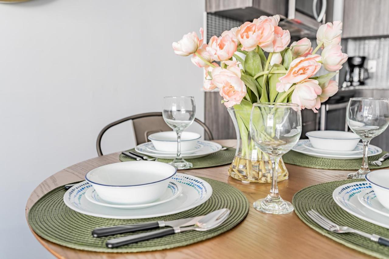 Condo In Parklawn & Lake Shore With Free Parking Close To Airport โตรอนโต ภายนอก รูปภาพ