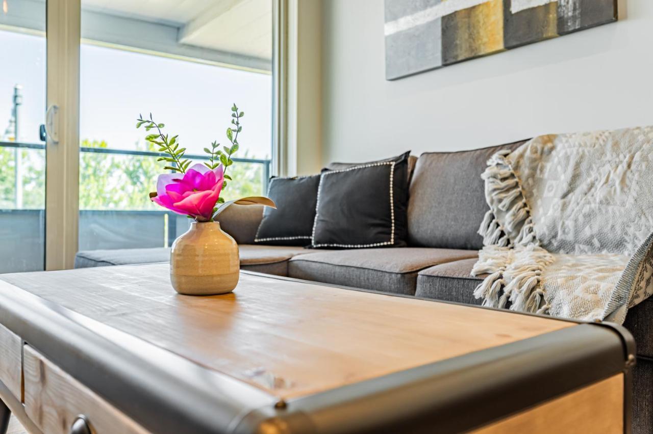 Condo In Parklawn & Lake Shore With Free Parking Close To Airport โตรอนโต ภายนอก รูปภาพ