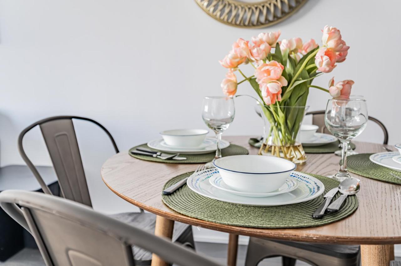 Condo In Parklawn & Lake Shore With Free Parking Close To Airport โตรอนโต ภายนอก รูปภาพ