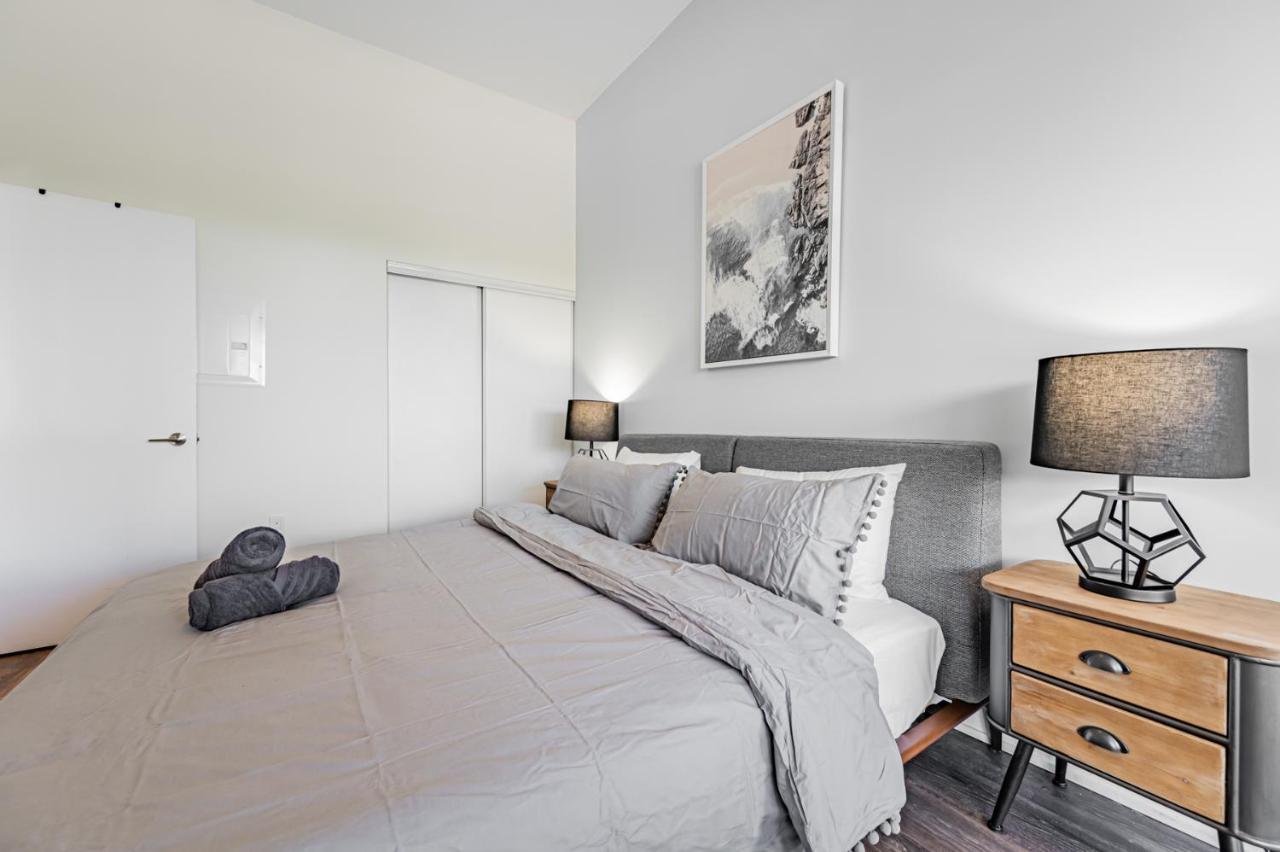 Condo In Parklawn & Lake Shore With Free Parking Close To Airport โตรอนโต ภายนอก รูปภาพ